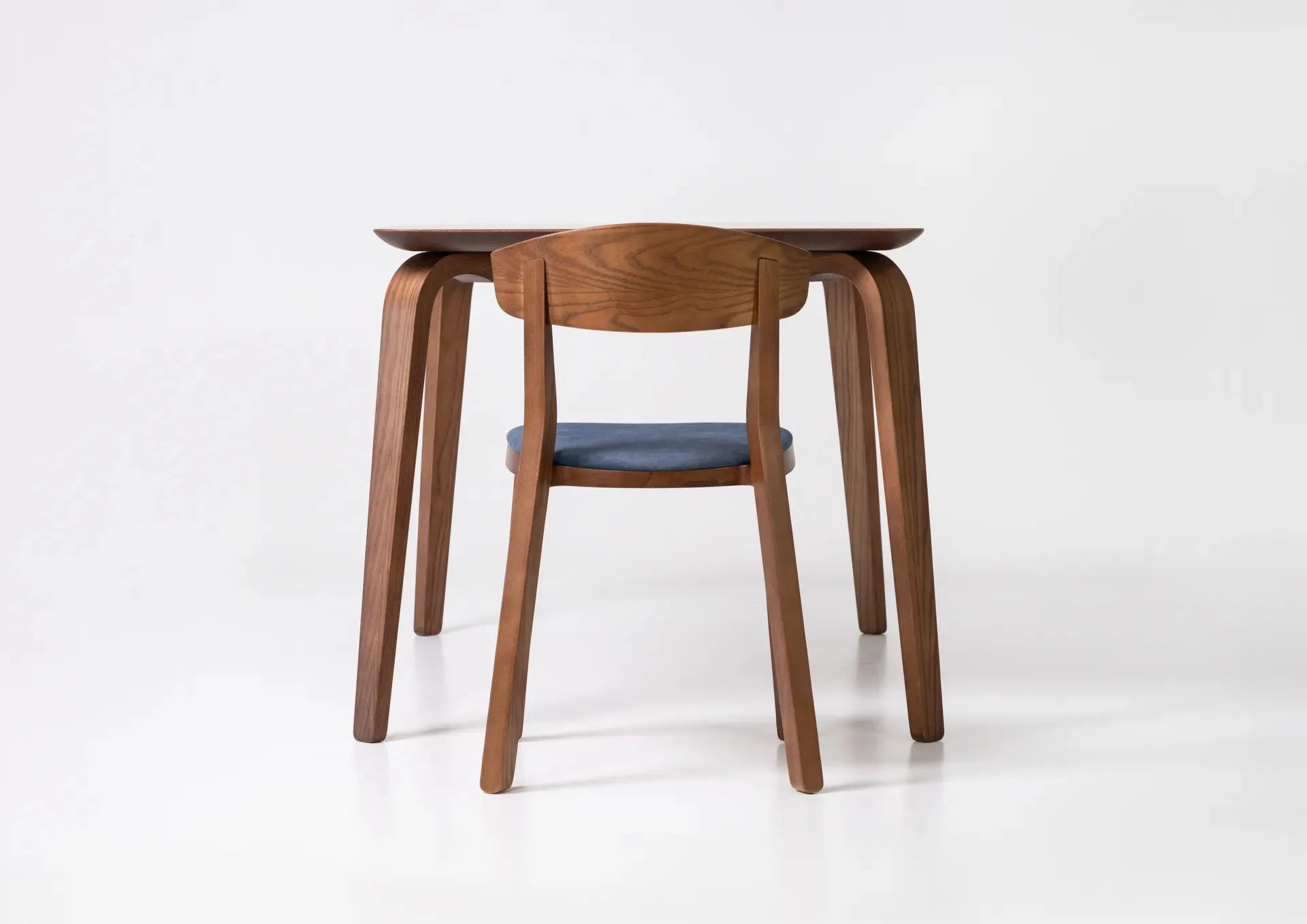 溪畔餐桌 Yy table