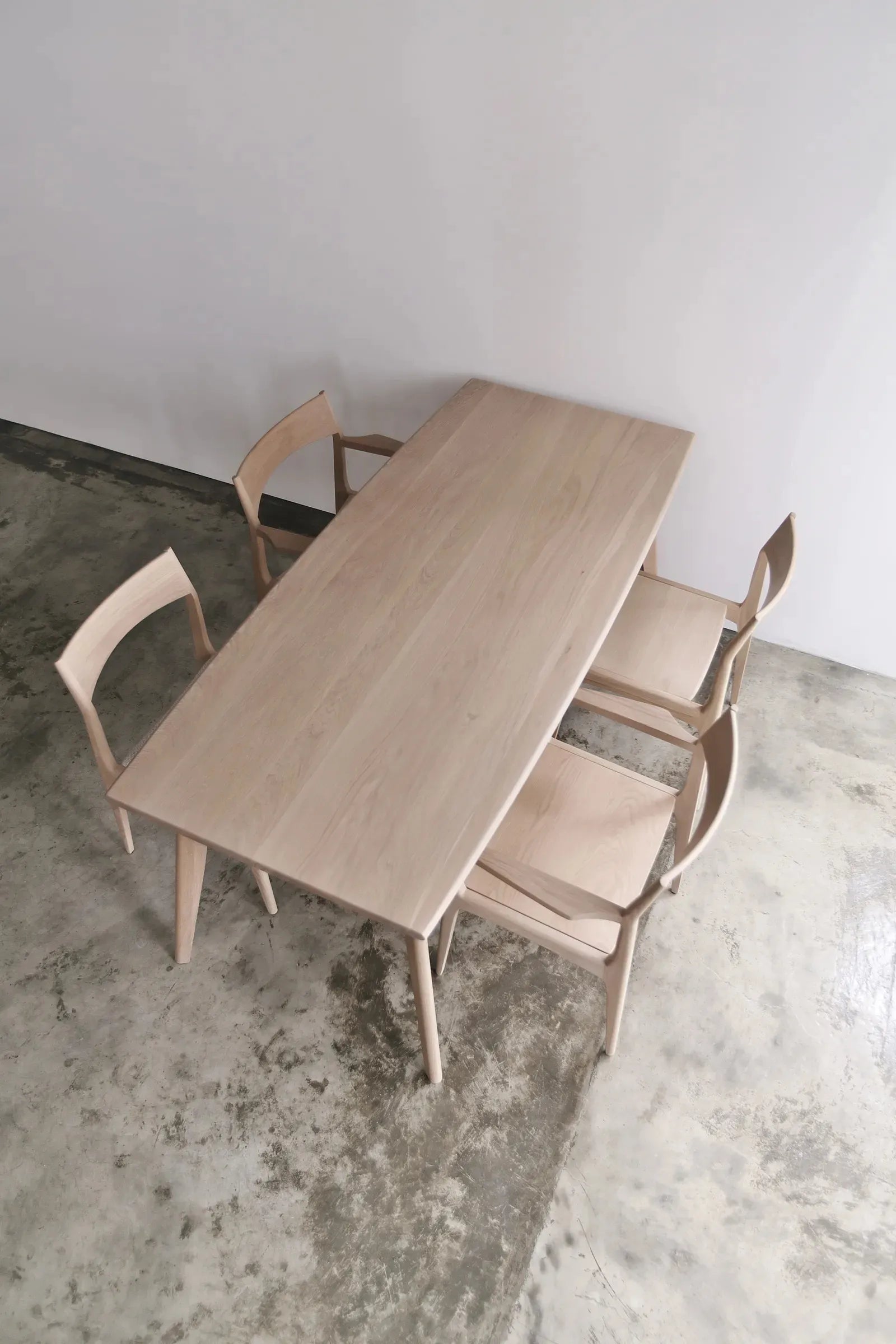 lite 02 弧型桌面斜腳餐桌