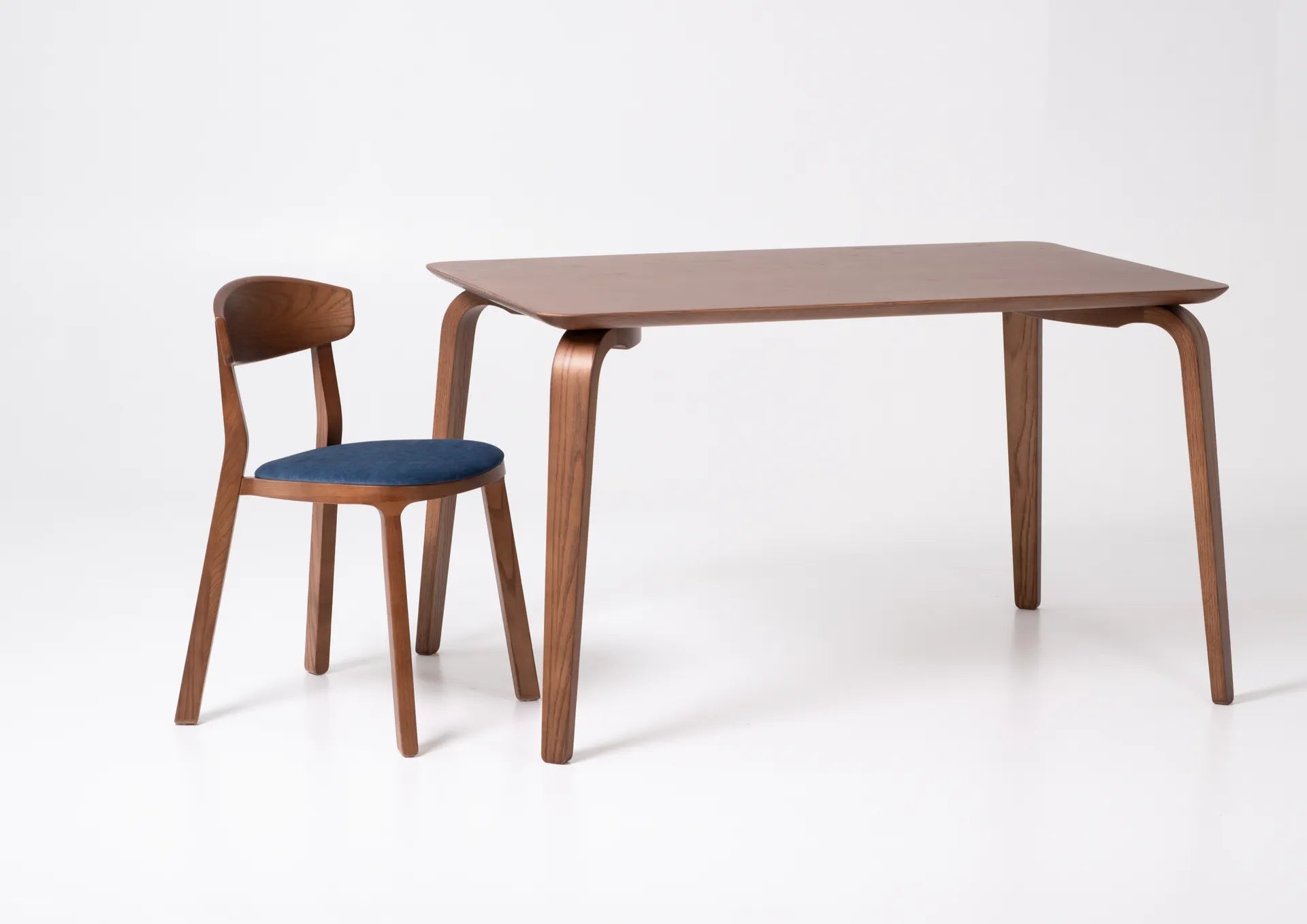 溪畔餐桌 Yy table