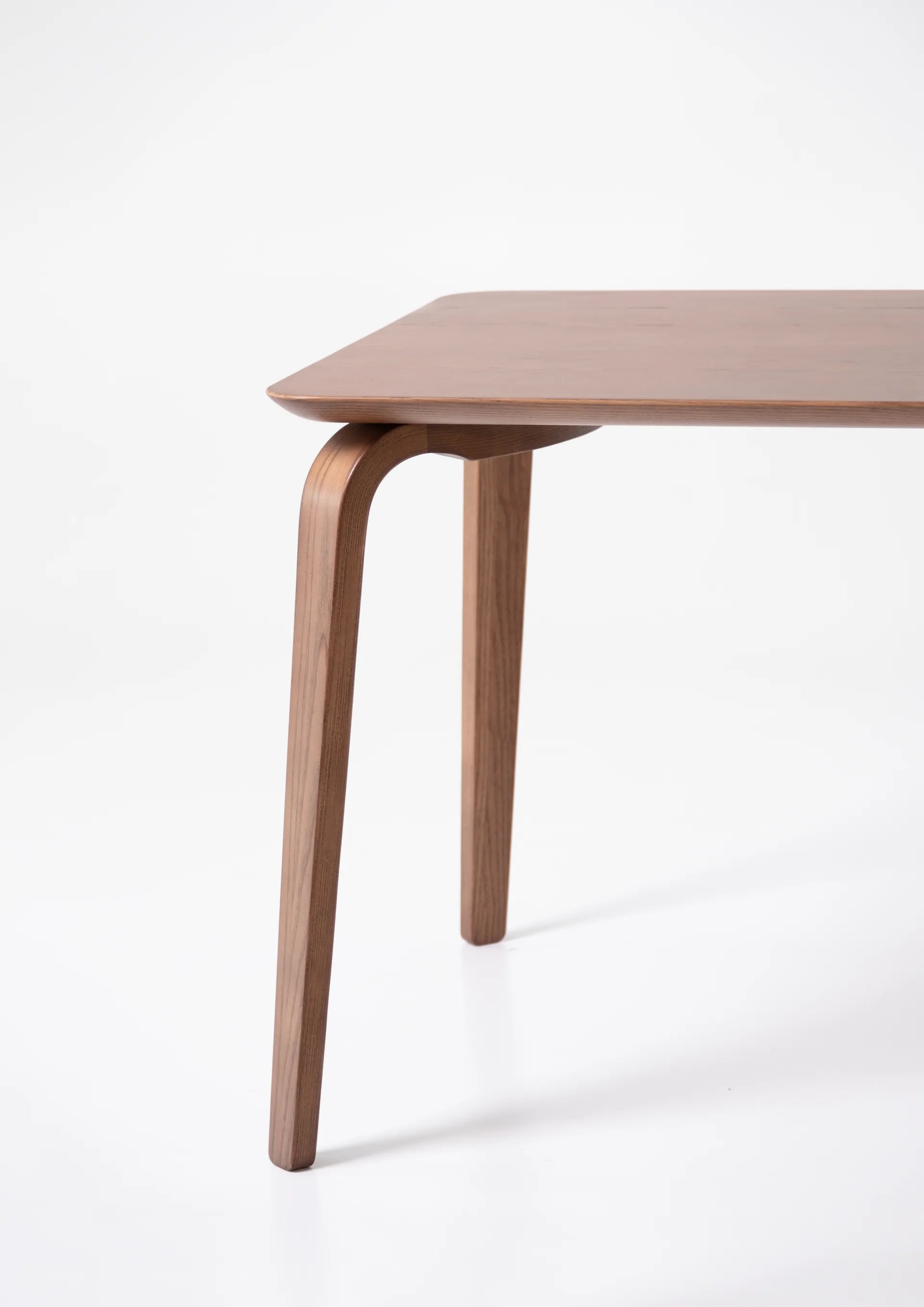 溪畔餐桌 Yy table